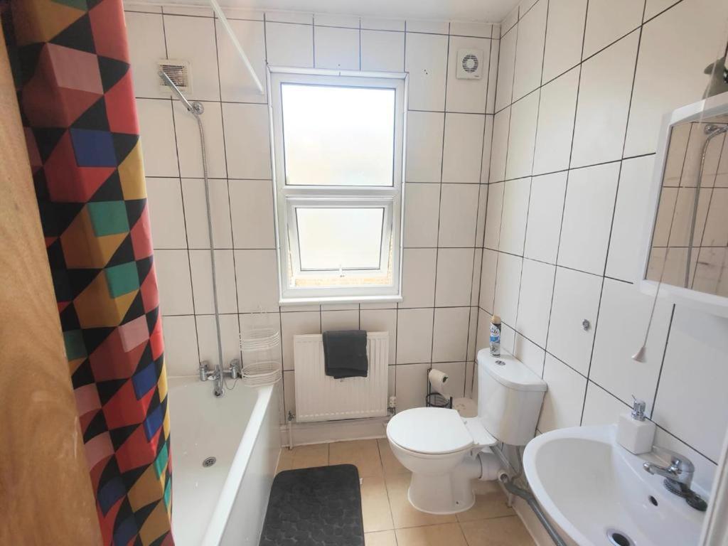 Lovely 3 Bedroom Serviced Apartment In Leytonstone Λονδίνο Εξωτερικό φωτογραφία